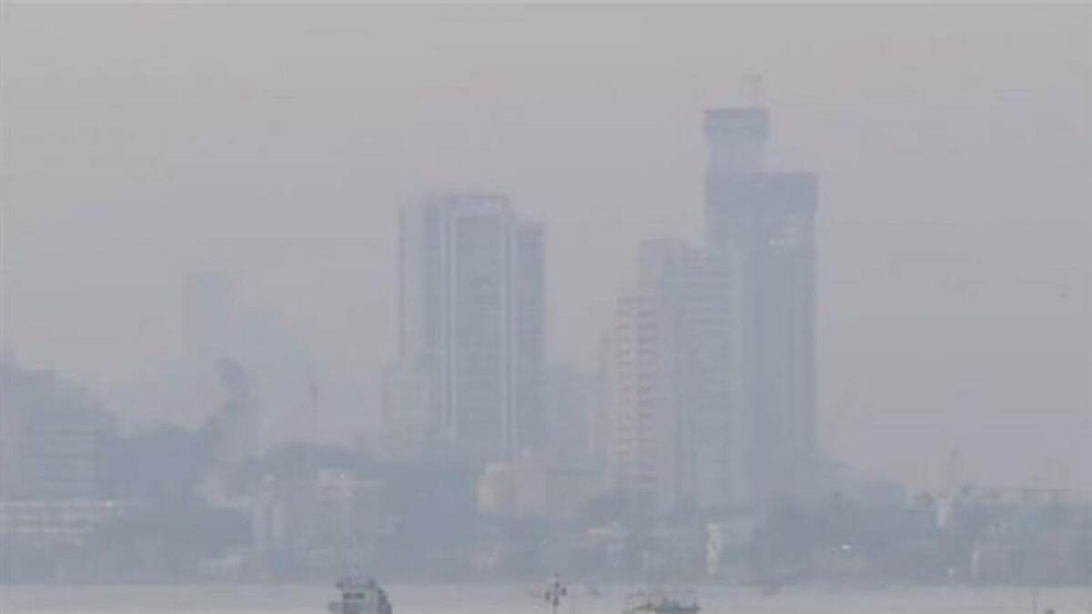 Mumbai Smog Video: मुंबई शहरावर दाट धुक्याची चादर, अनेक भागात AQI ‘मध्यम’; वांद्रे परिसरातील दृश्य (Watch Video)