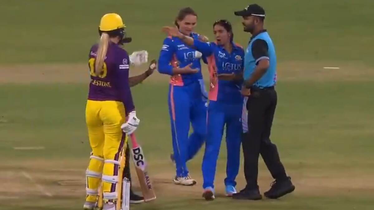 Harmanpreet Kaur vs Sophie Ecclestone Clash: भर मैदानात हरमनप्रीत कौर सोफी एक्लेस्टोनवर भडकली; दोघींमधील शाब्दिक वादावादीचा व्हिडीओ व्हायरल (Watch Video)