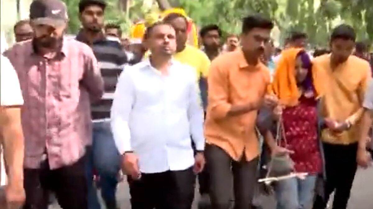 Pahalgam Terror Attack: संतोष जगदाळे यांच्या पार्थिवाचं शरद पवार यांनी घेतलं अंत्यदर्शन; हल्ल्याच्या वेळी घातलेल्या कपड्यांवरच लेक आसावरीने केले अंत्यविधी