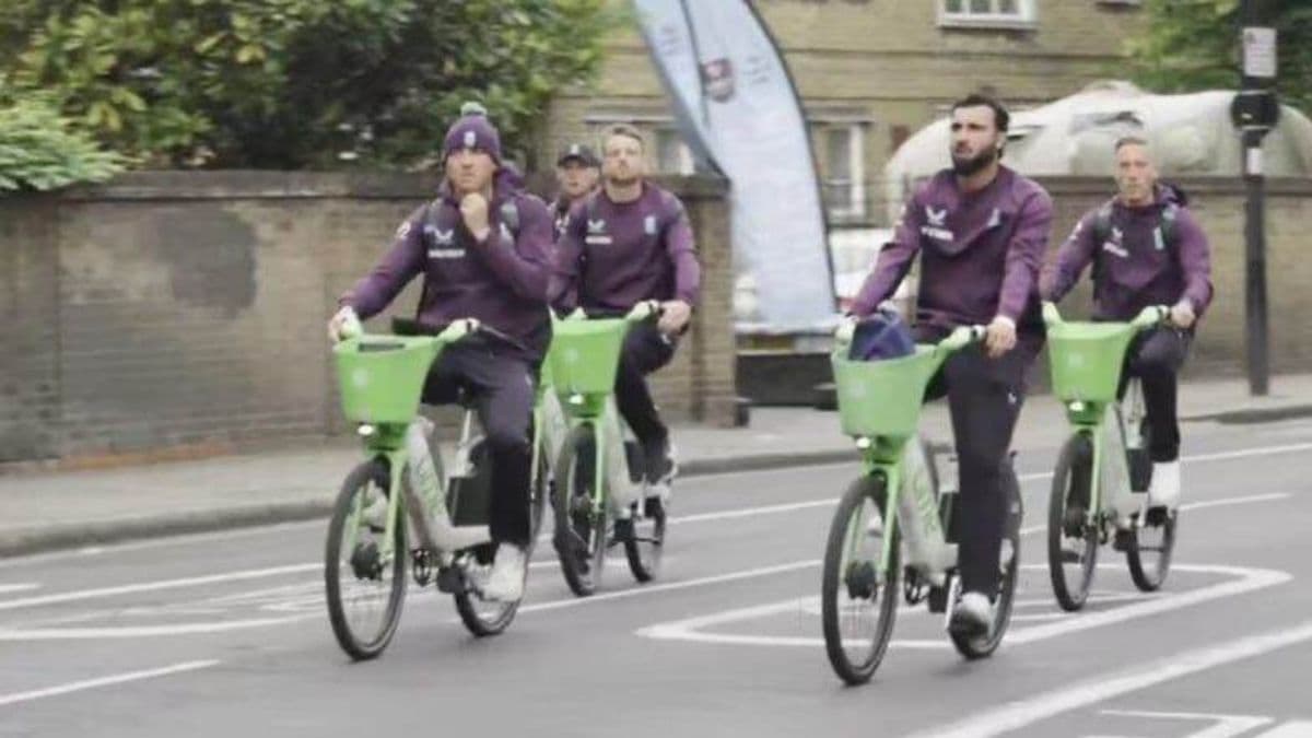 England Cricketers Arrive on Bicycles at the Oval: जोस बटलर आणि इंग्लिश खेळाडू सायकल चालवून पोहचले ओव्हलवर, वेस्ट इंडिजविरुद्धच्या तिसऱ्या एकदिवसीय सामन्यापूर्वी व्हिडिओ व्हायरल