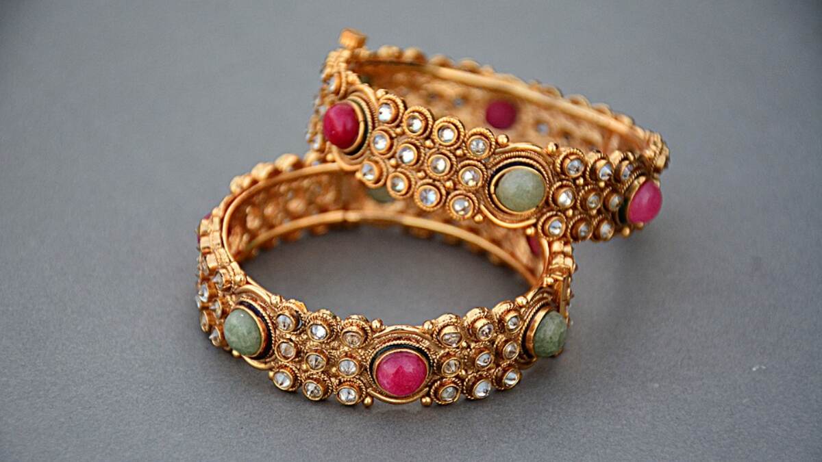 Gold Rate Today: सोन्याचे भाव घसरले, चांदी झाली महाग; जाणून घ्या 10 ग्रॅम सोन्याचा आजचा दर